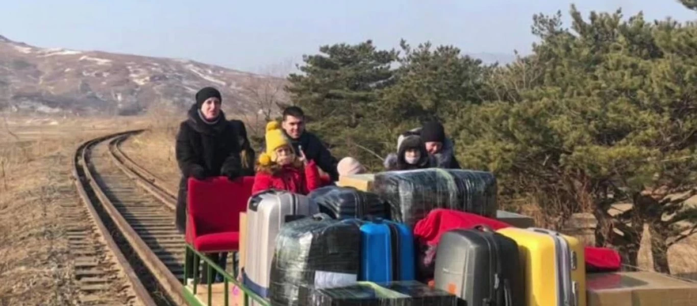 Δεν έχει ξαναγίνει: Ρώσοι διπλωμάτες επέστρεψαν από τη Βόρειο Κορέα στην Ρωσία σπρώχνοντας ένα… βαγονέτο